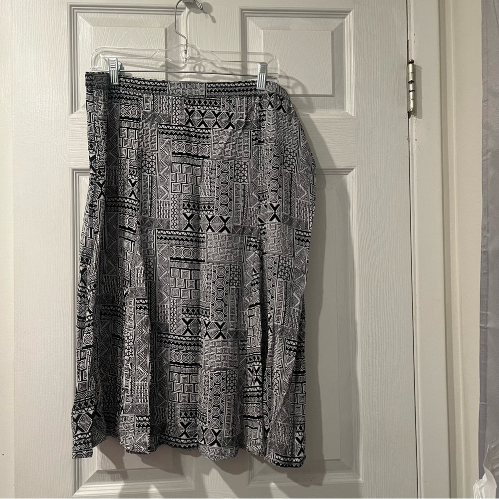 Black and White Jaclyn Smith Skirt - Size Large